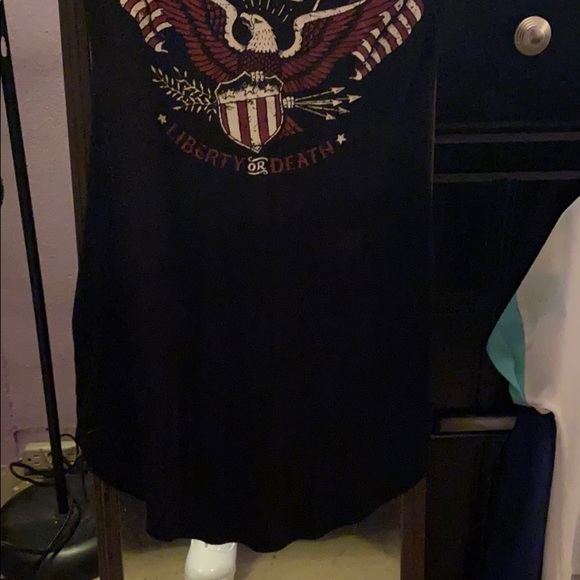 Black shirt w design - Picture 2 of 2